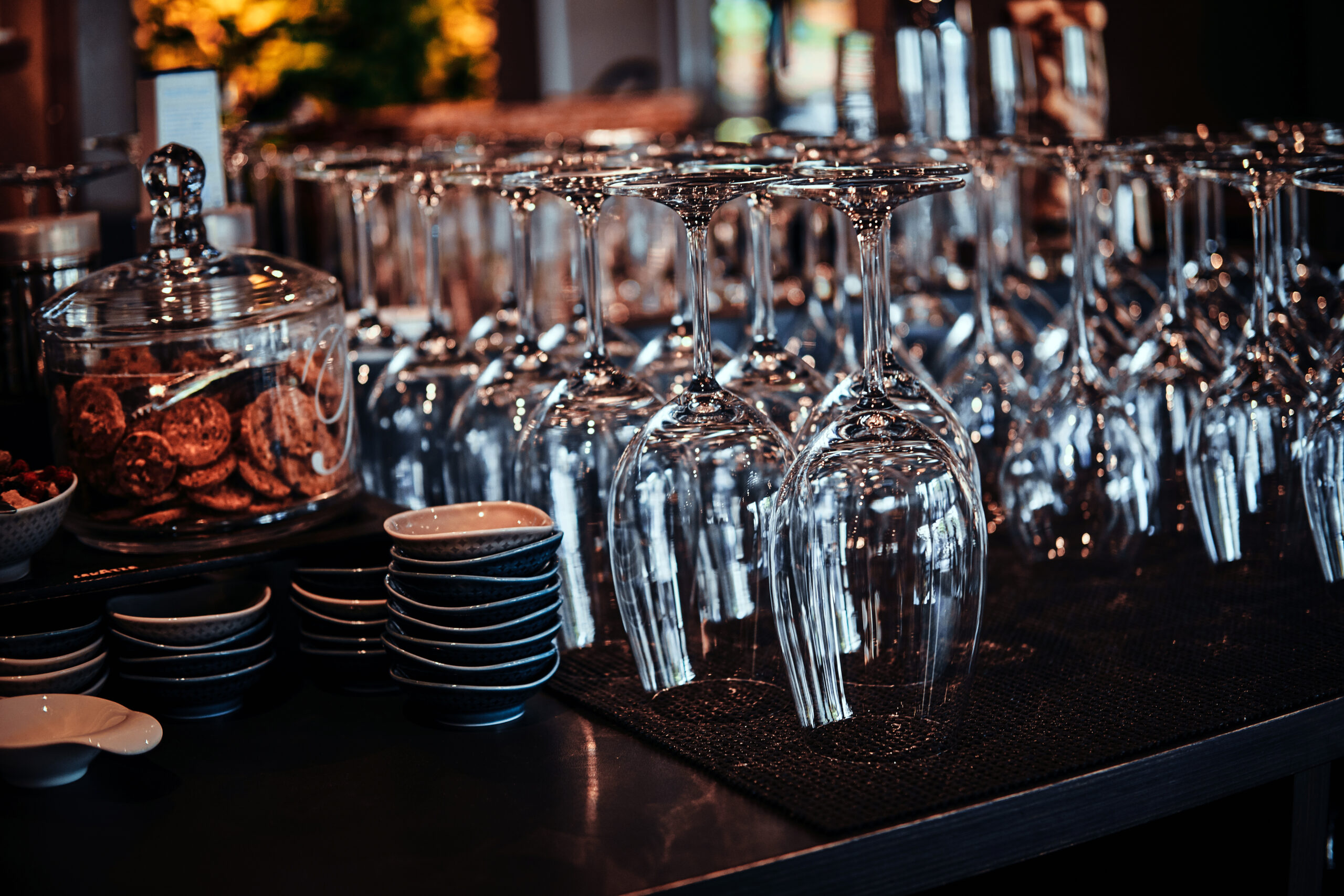 Clean wine glasses on the bartender’s table copas